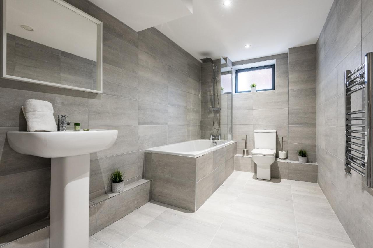 Host Apartments - Contemporary 3 Bed Apt With Balcony - Perfect For Long Stays リヴァプール エクステリア 写真